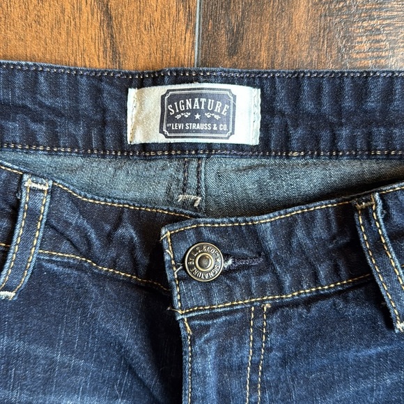 Signature Levi Strauss shorts, denim, Bermuda length, sz 14, like new (D9) - Picture 2 of 5